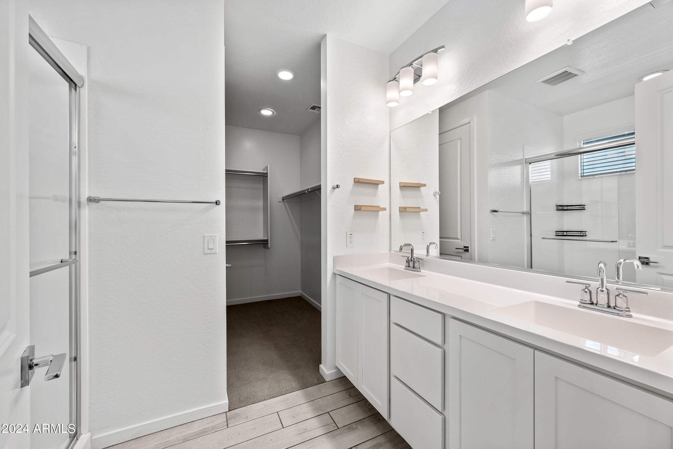 901 South Smith Road, Unit 1012 Tempe, AZ 85281 - Photo 11 of 27 1012 - Primary ensuite