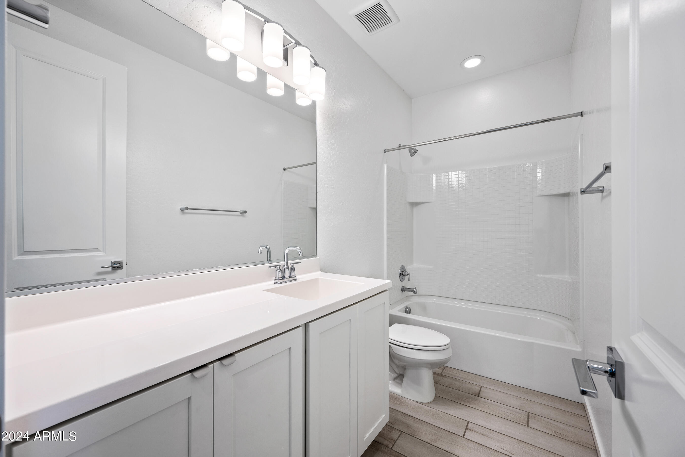 901 South Smith Road, Unit 1012 Tempe, AZ 85281 - Photo 18 of 27 1012 - guest bath