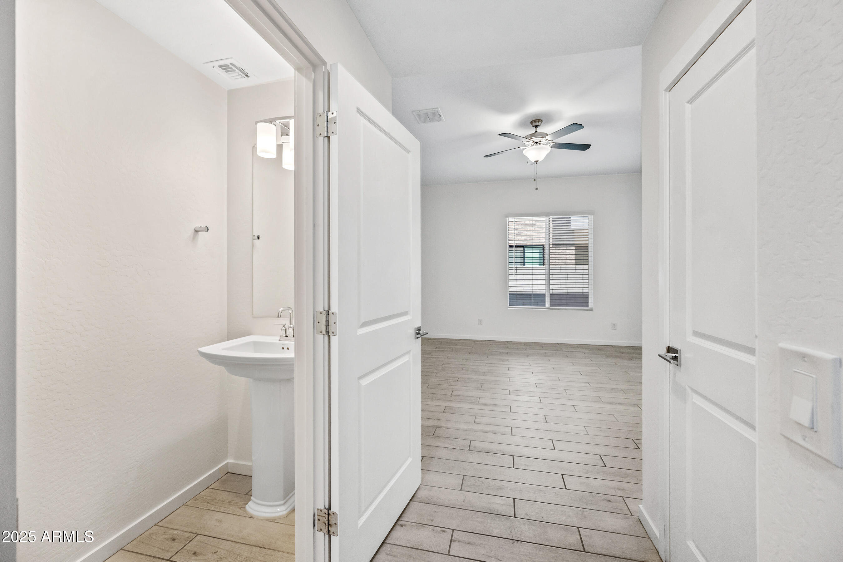 901 South Smith Road, Unit 1012 Tempe, AZ 85281 - Photo 20 of 27 1012 - guest bath
