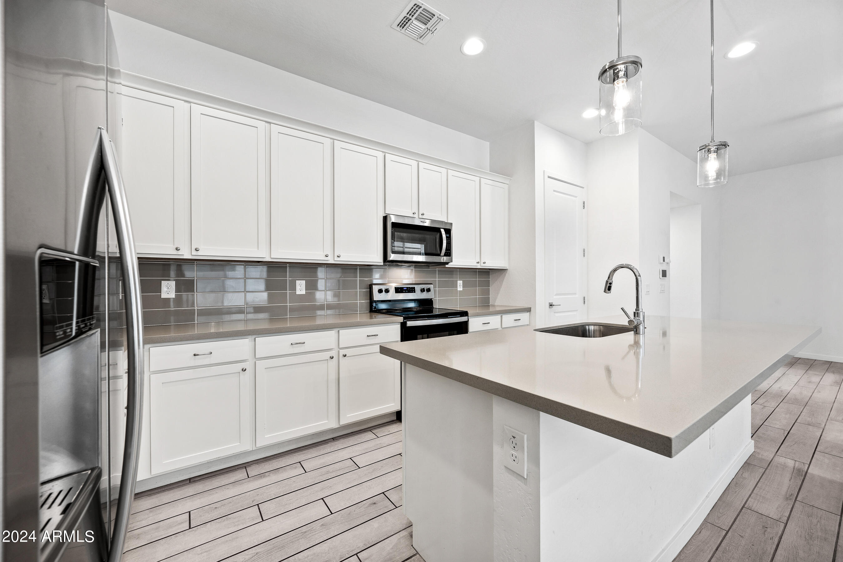 901 South Smith Road, Unit 1012 Tempe, AZ 85281 - Photo 2 of 27 1012 - kitchen island