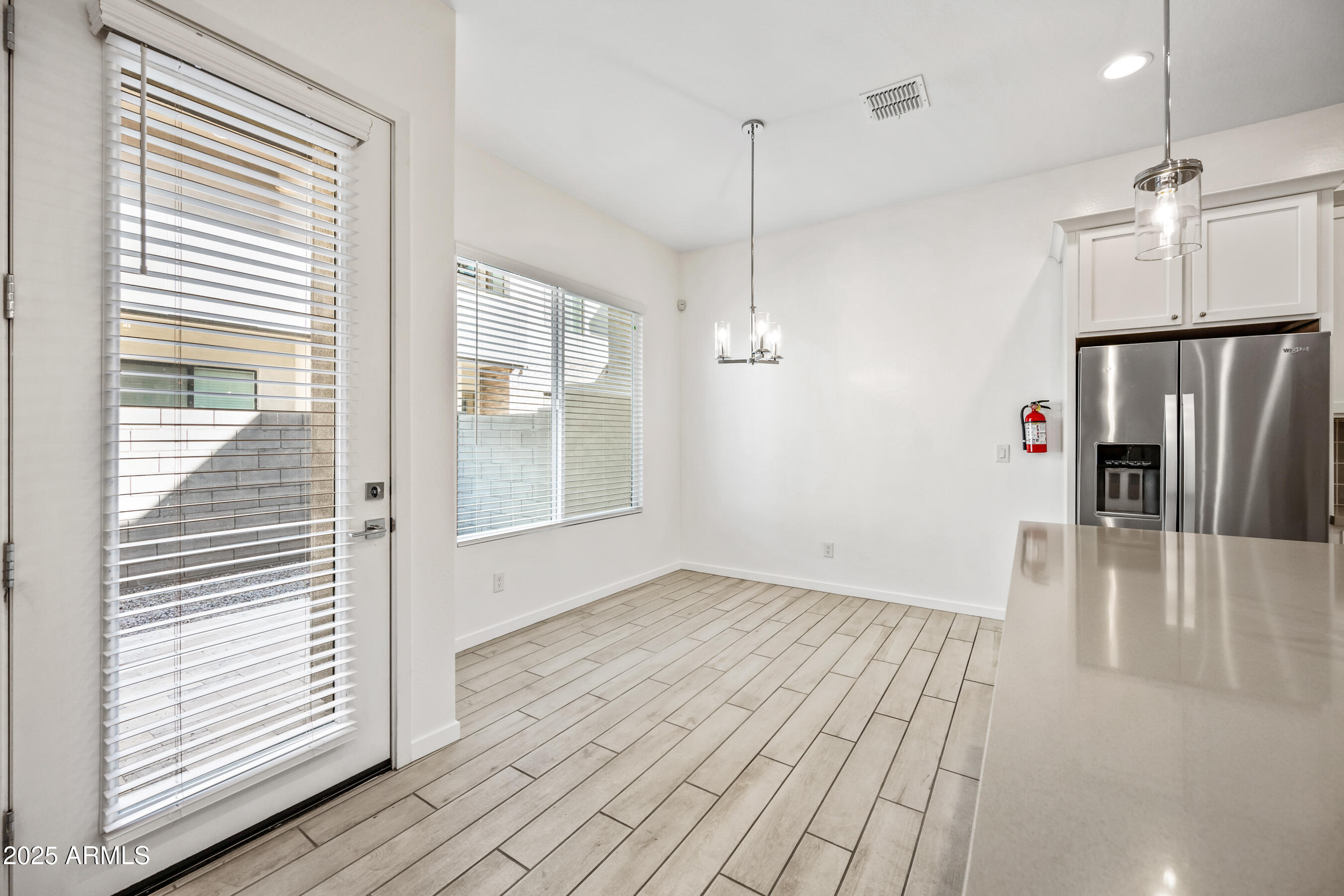 901 South Smith Road, Unit 1012 Tempe, AZ 85281 - Photo 3 of 27 1012 - dining area