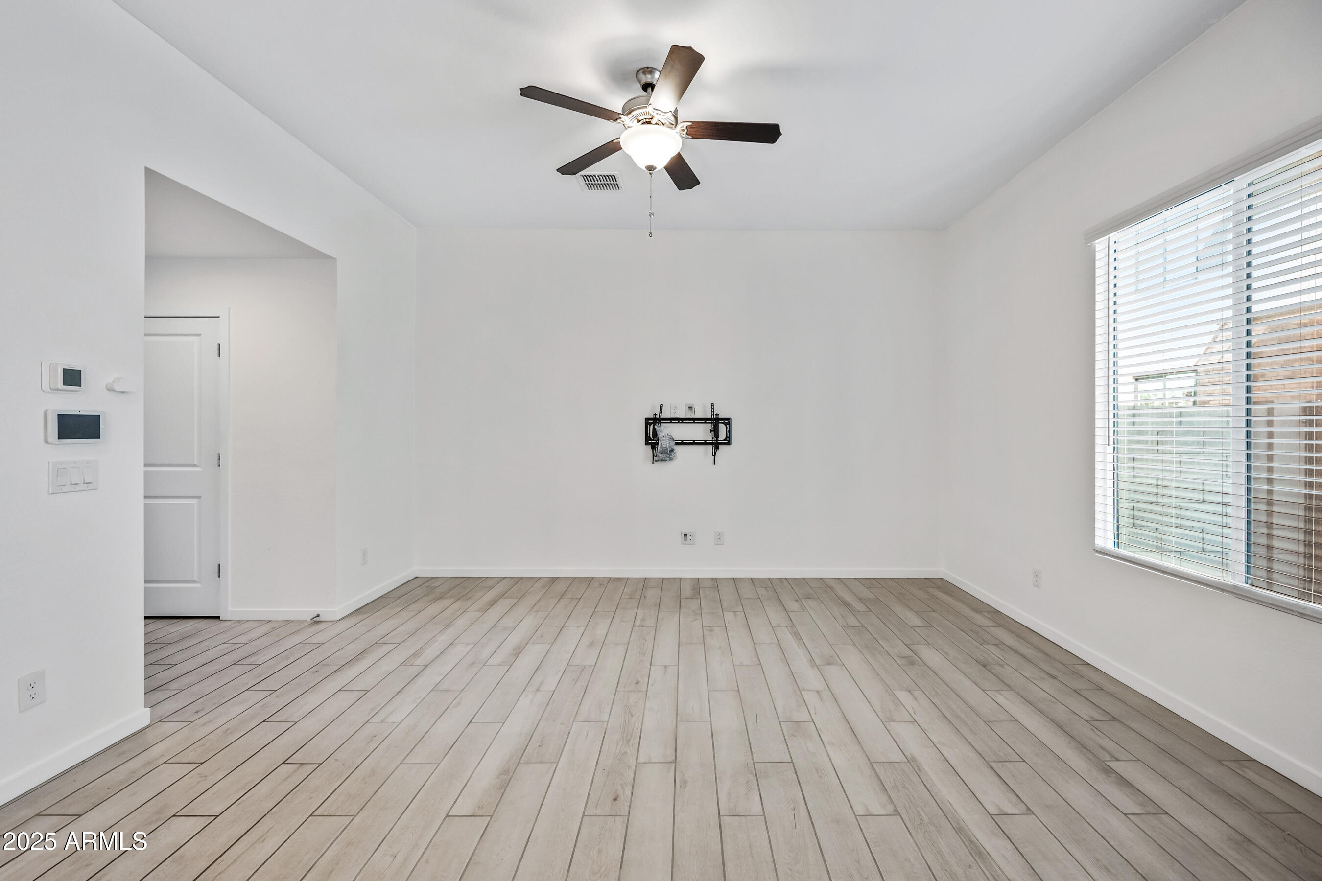 901 South Smith Road, Unit 1012 Tempe, AZ 85281 - Photo 4 of 27 1012 great room