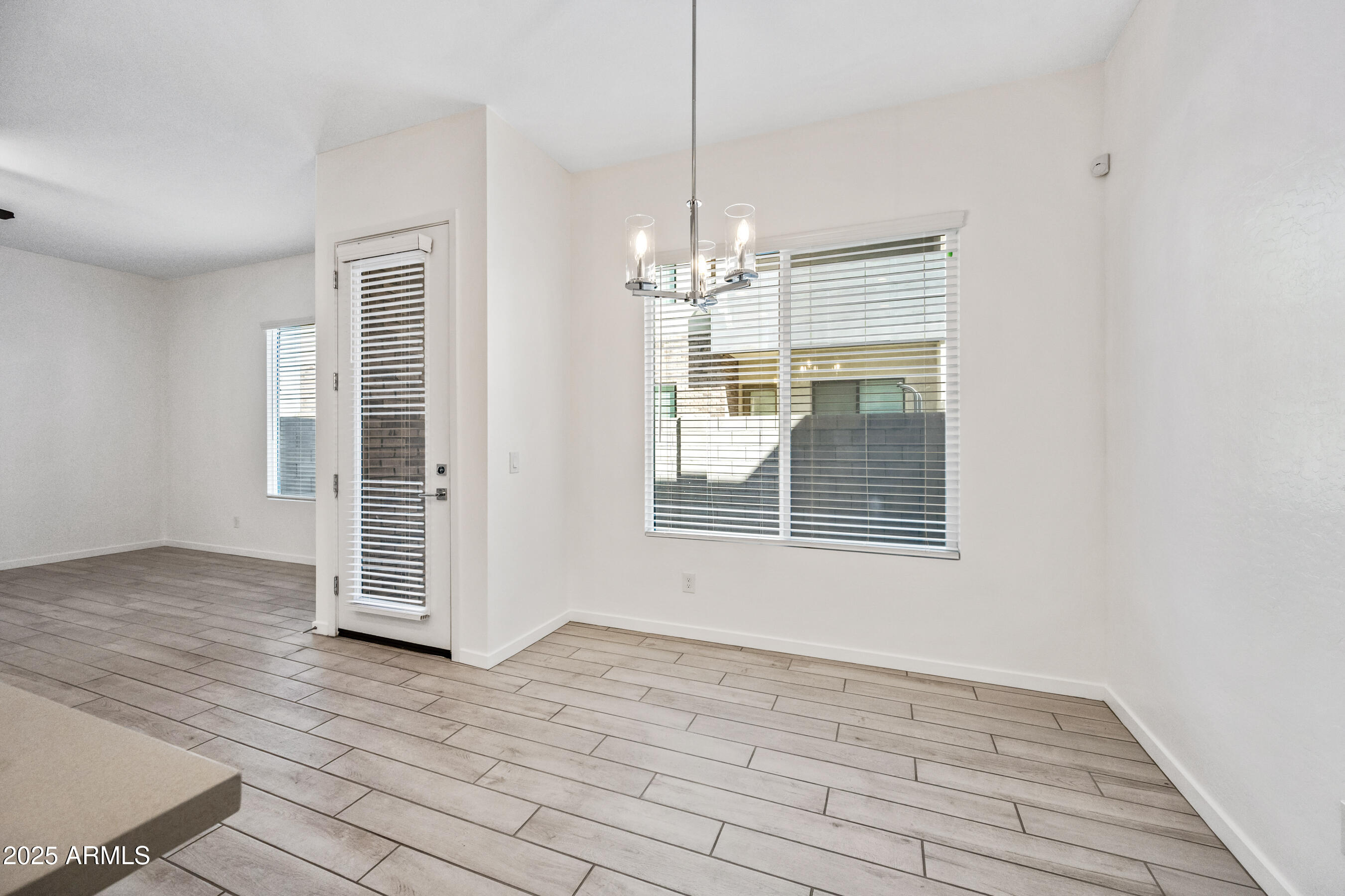 901 South Smith Road, Unit 1012 Tempe, AZ 85281 - Photo 5 of 27 1012 dining area and great room