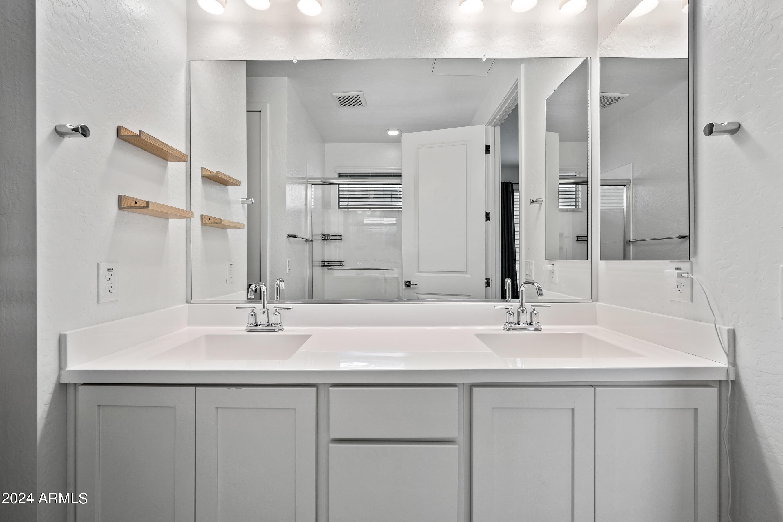 901 South Smith Road, Unit 1012 Tempe, AZ 85281 - Photo 9 of 27 1012 - Primary ensuite