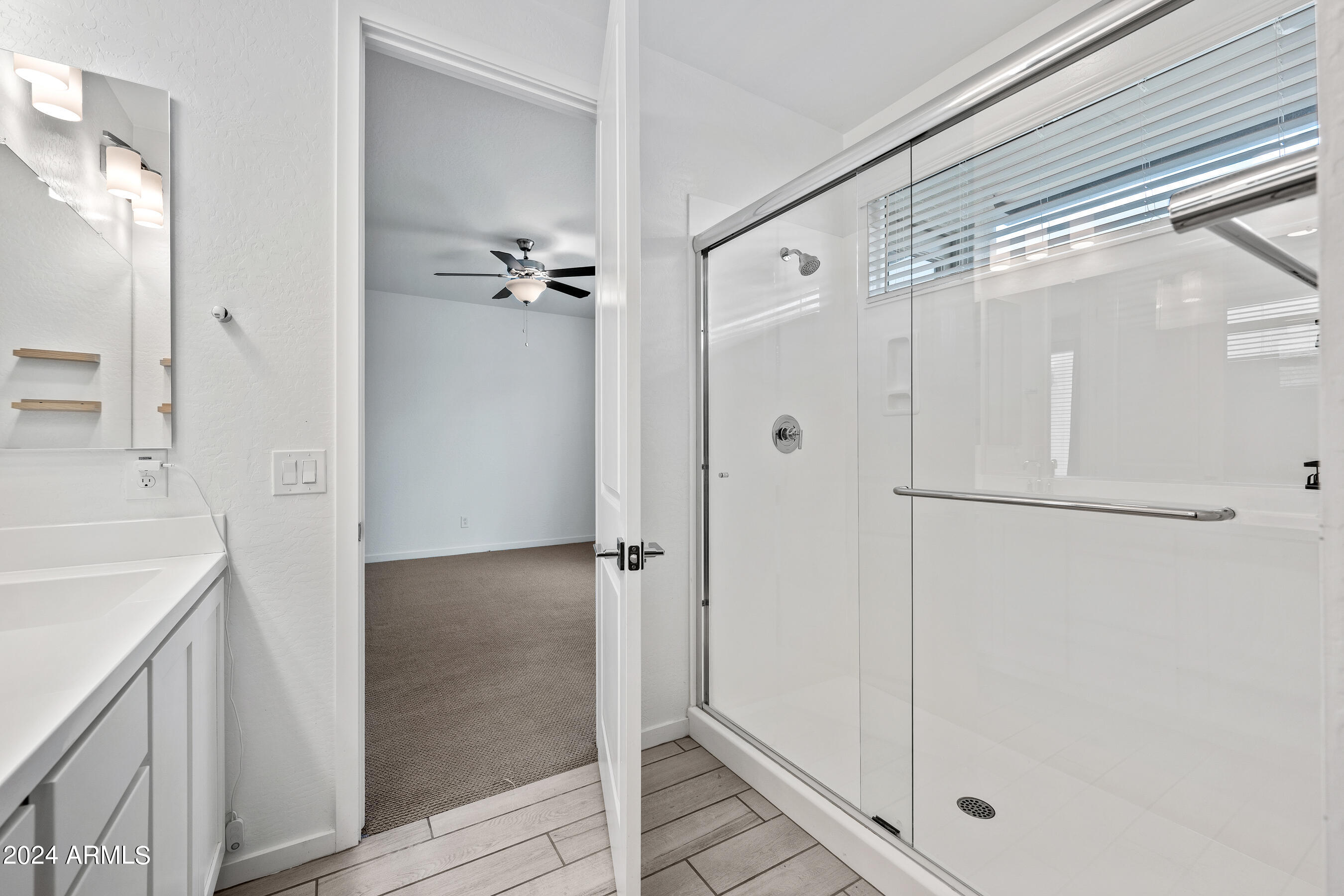 901 South Smith Road, Unit 1012 Tempe, AZ 85281 - Photo 10 of 27 1012 - Primary ensuite