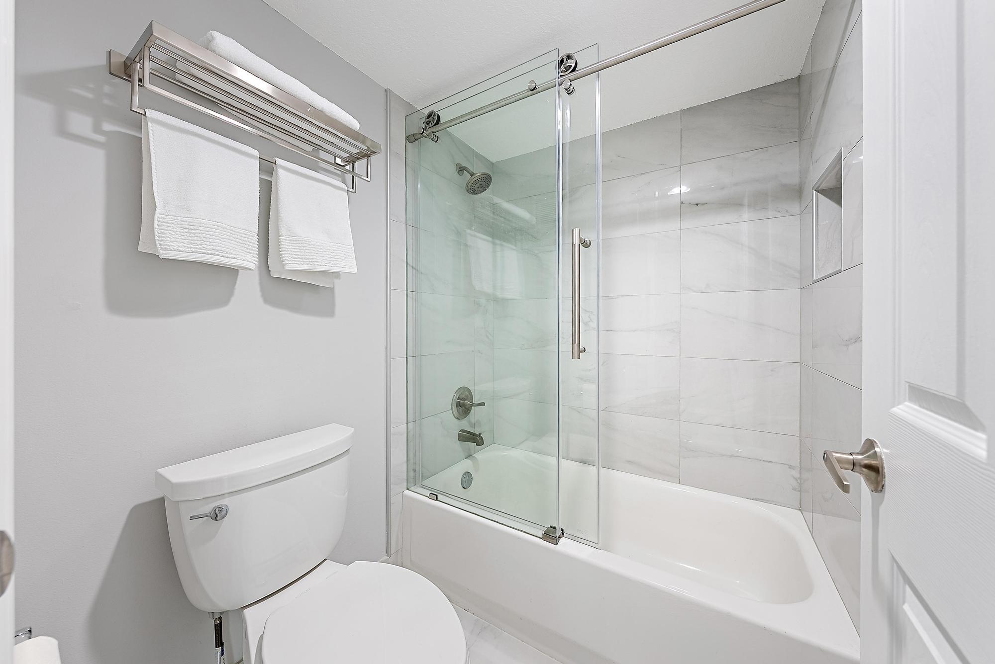 1605 Highway 1, Unit 303M1 Jupiter, FL 33477 - Photo 15 of 31 Full Bath