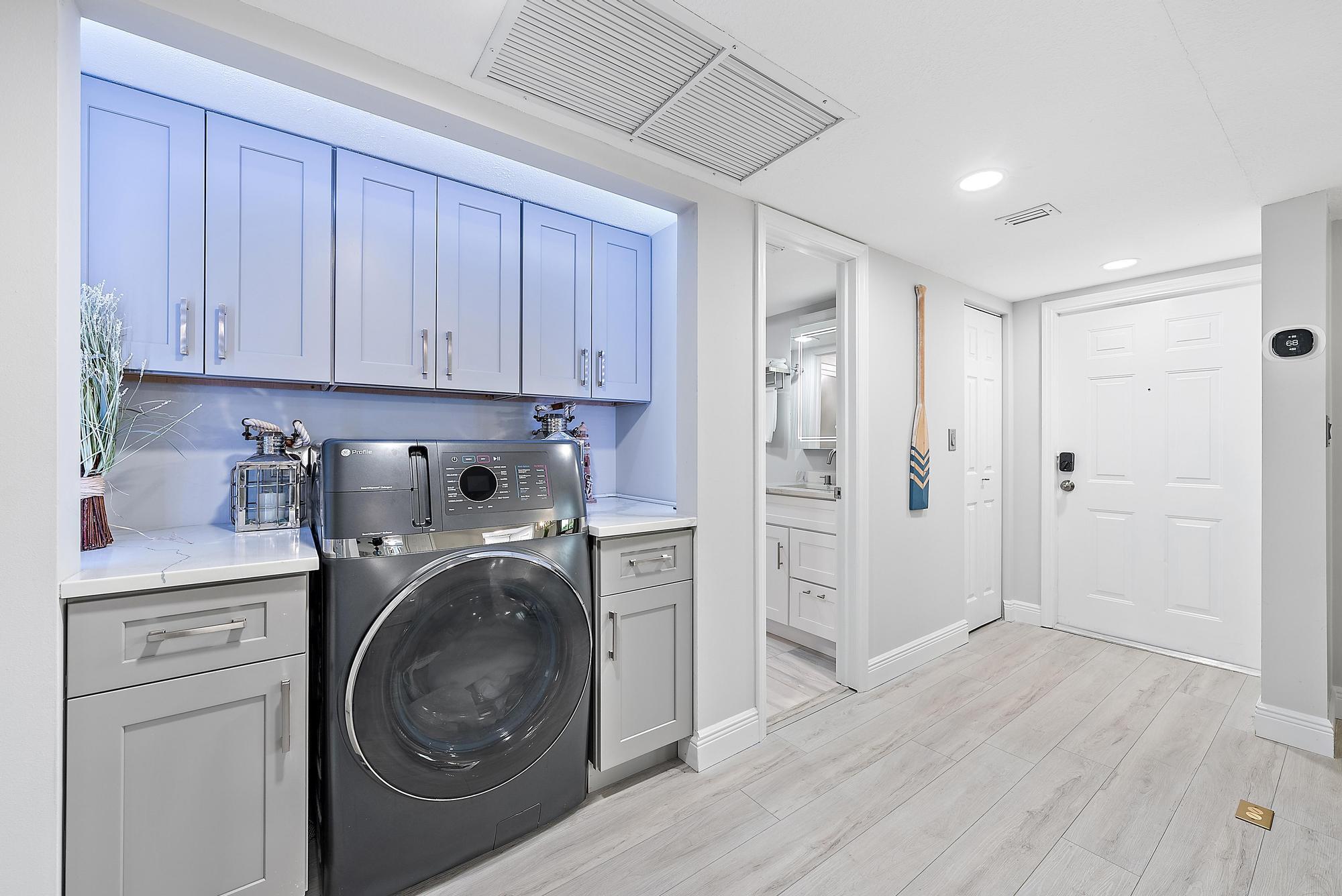 1605 Highway 1, Unit 303M1 Jupiter, FL 33477 - Photo 18 of 31 Laundry