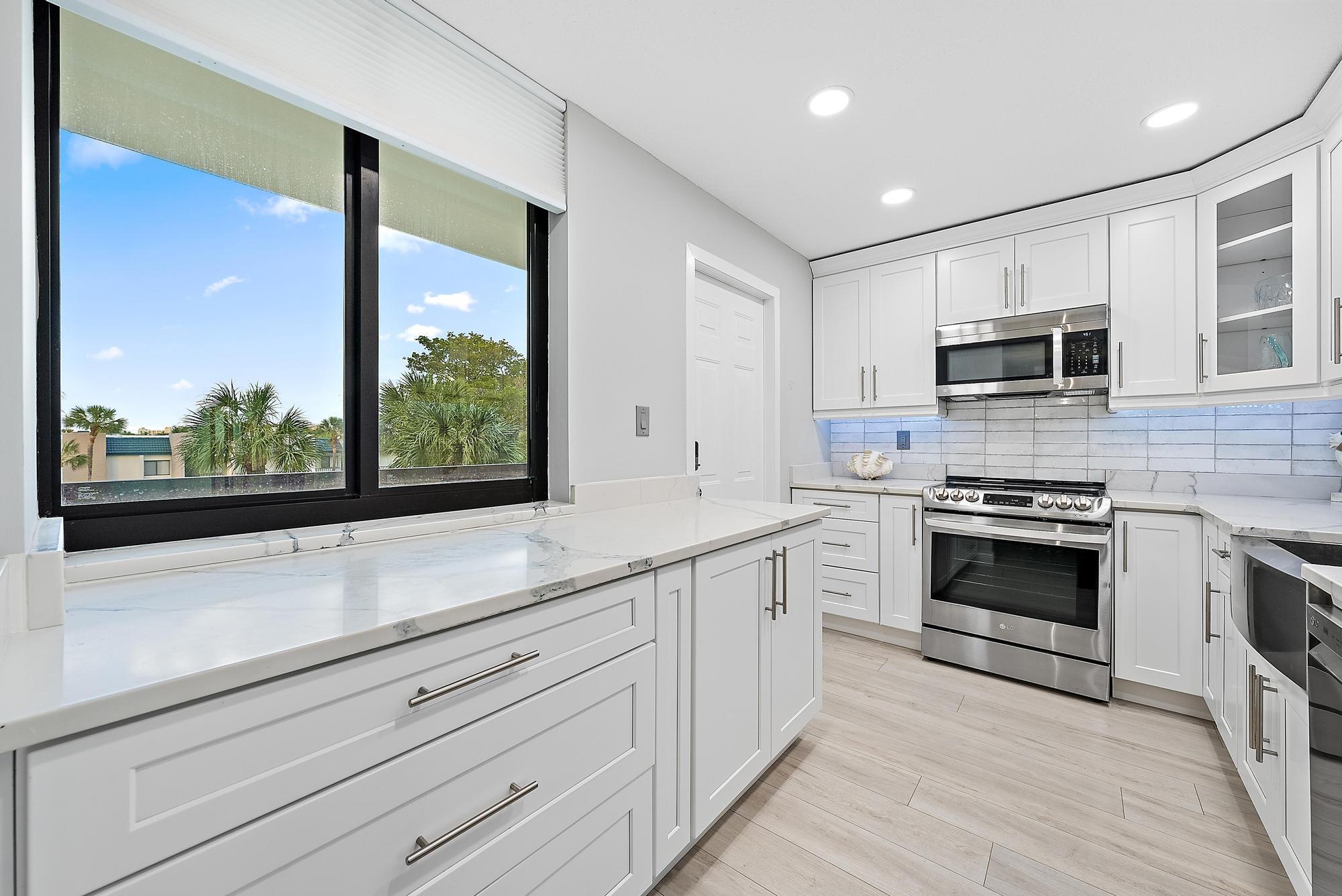 1605 Highway 1, Unit 303M1 Jupiter, FL 33477 - Photo 6 of 31 Kitchen