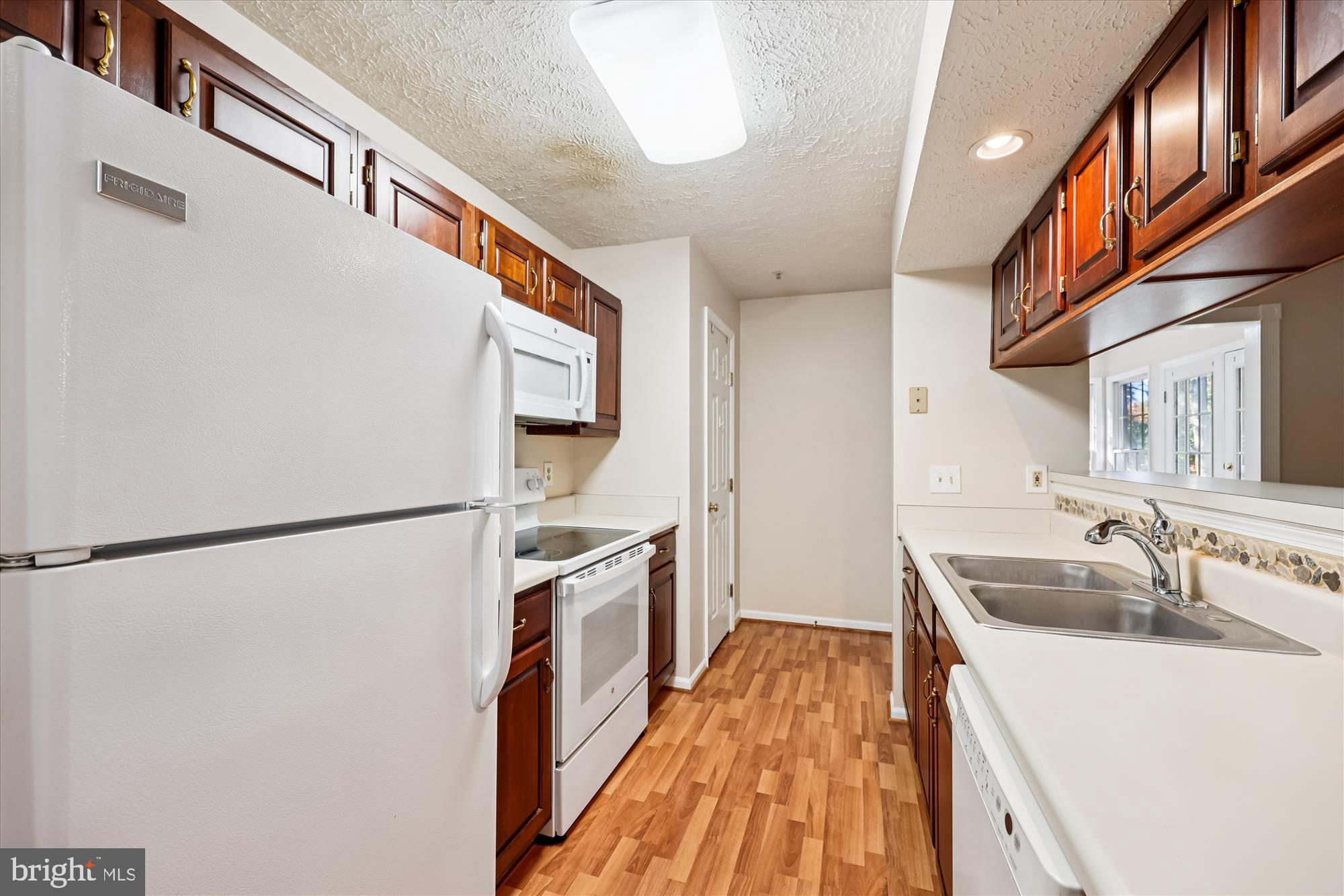 13114 Briarcliff Terrace, Unit 407 Germantown, MD 20874 - Photo 9 of 77 Kitchen