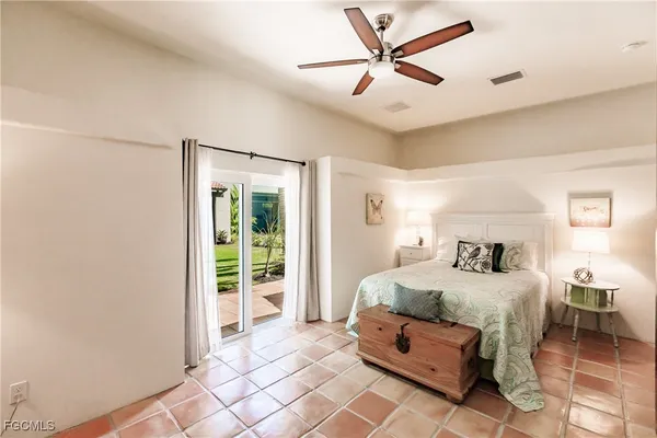 a view of a back yard