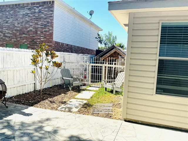 a view of a pathway with a house