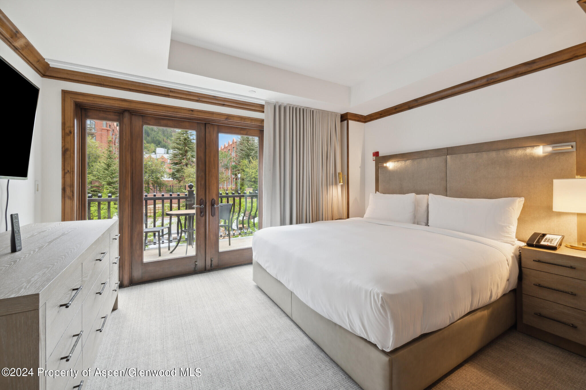 415 East Dean St Unit 22 Week 6 Aspen, CO 81611 - Photo 13 of 25 a large white bed sitting in a bedroom next to a window