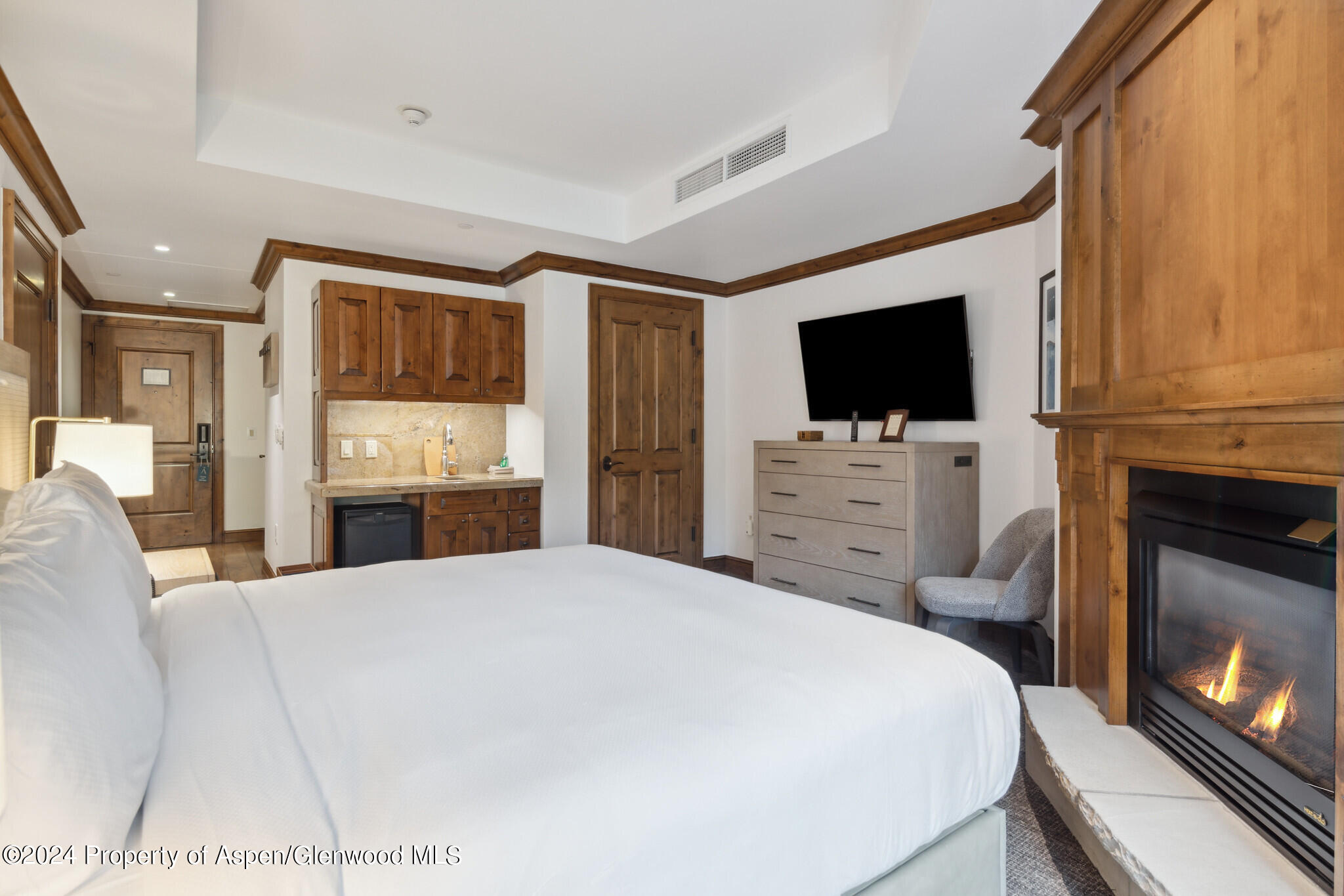 415 East Dean St Unit 22 Week 6 Aspen, CO 81611 - Photo 16 of 25 a bedroom with a bed and a flat screen tv