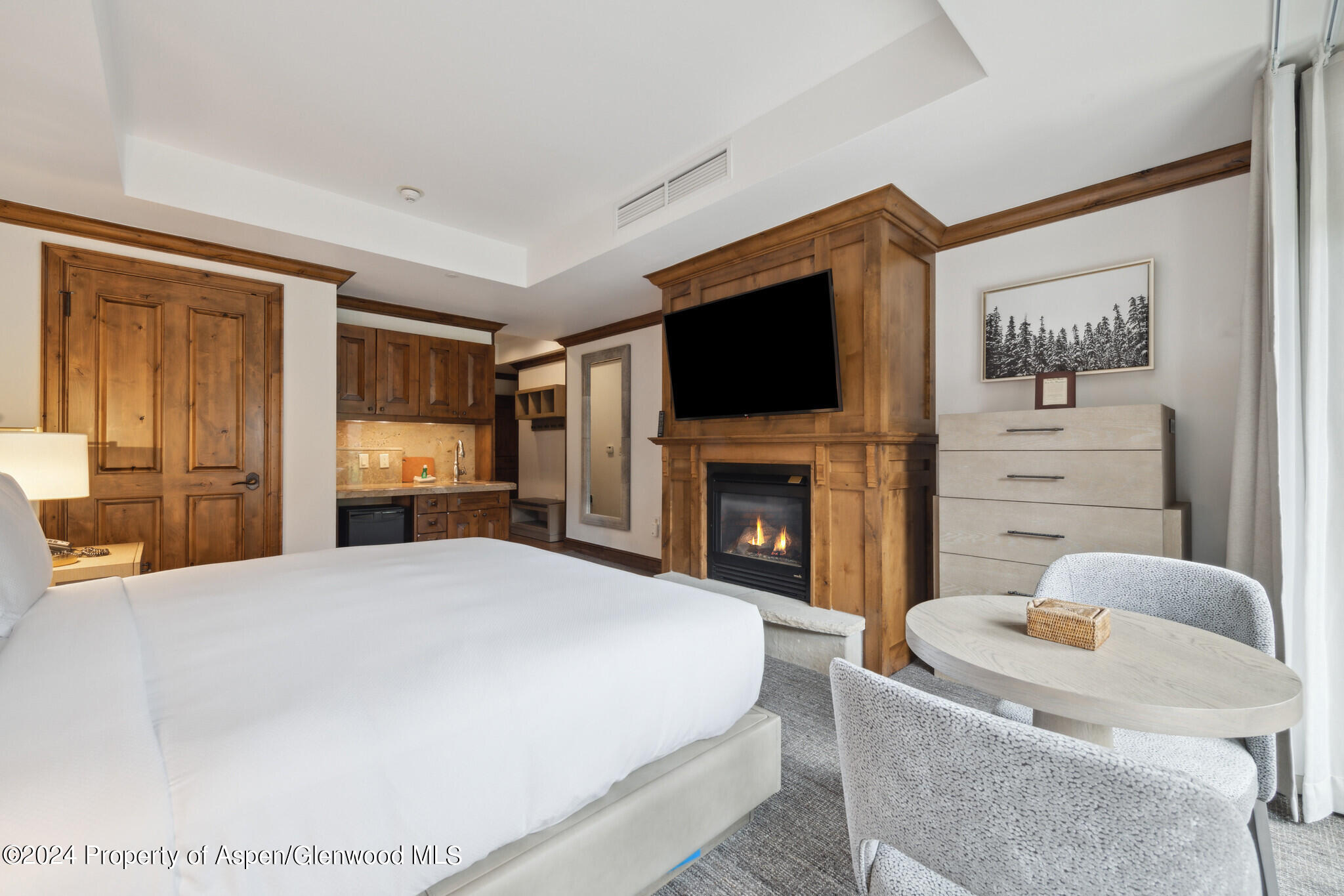 415 East Dean St Unit 22 Week 6 Aspen, CO 81611 - Photo 19 of 25 a spacious bedroom with a bed and a television