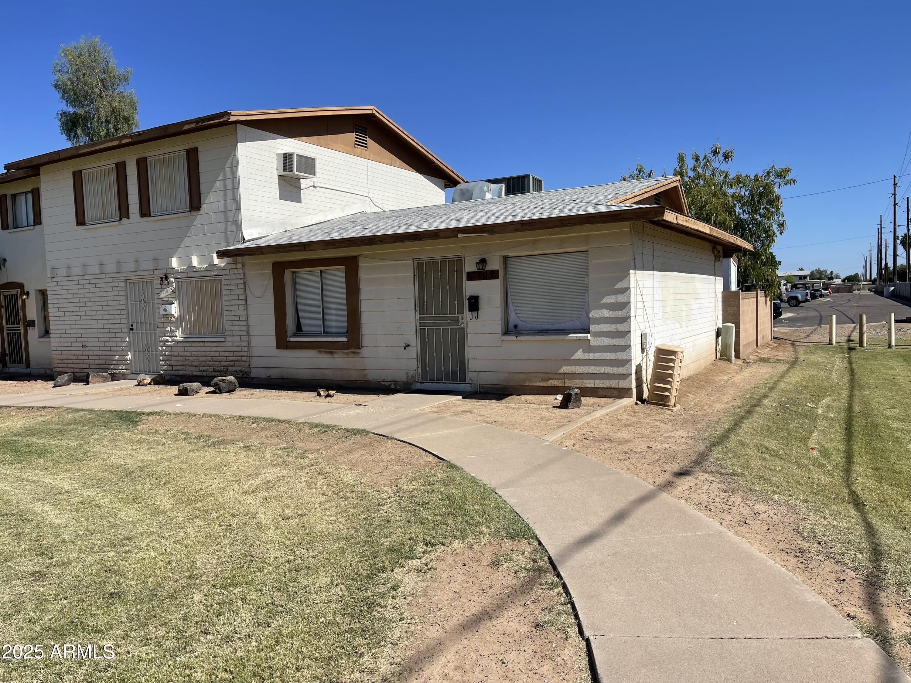 7109 West Wolf Street Phoenix, AZ 85033 - Photo 3 of 20 Wolf-1