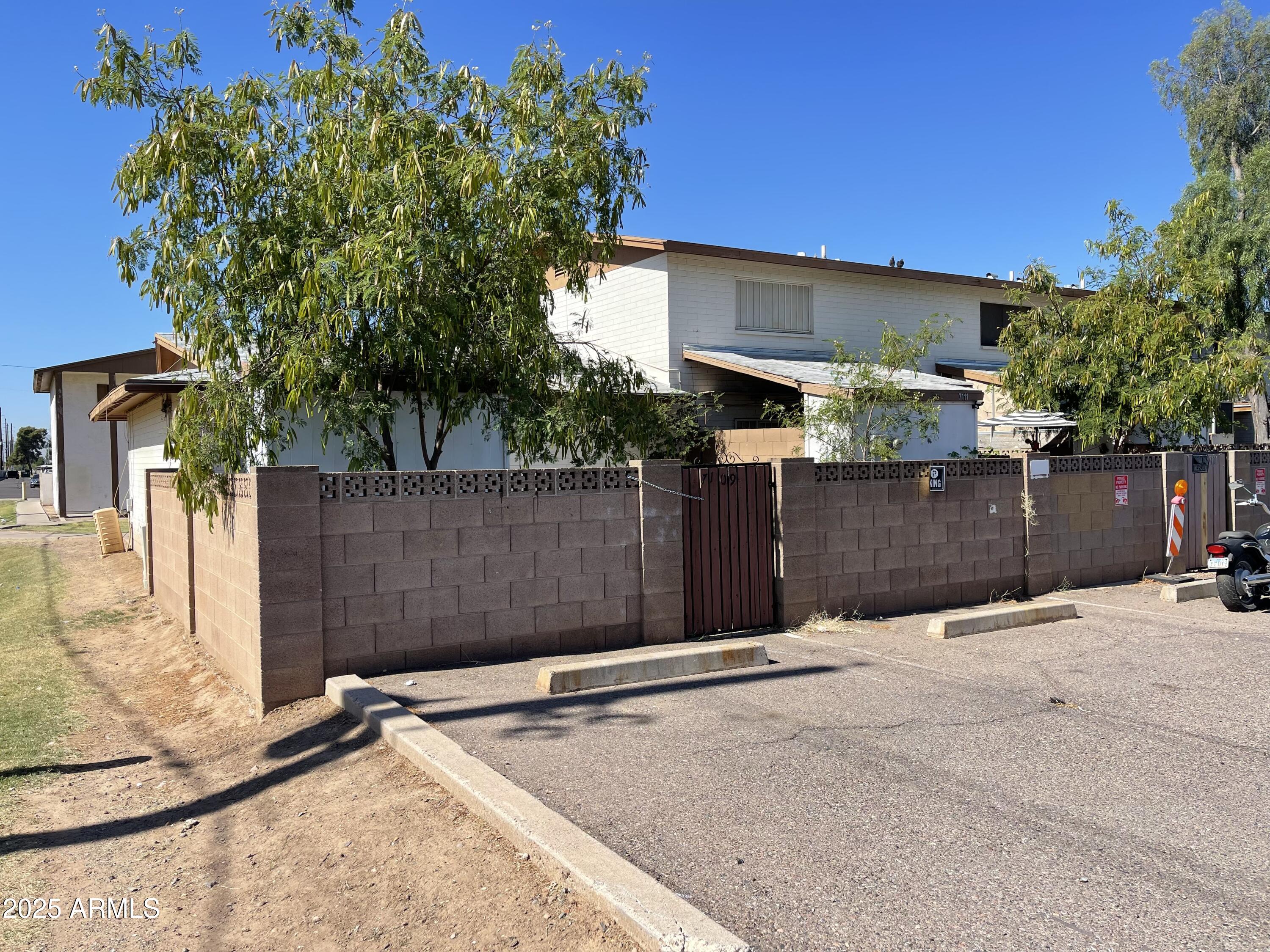 7109 West Wolf Street Phoenix, AZ 85033 - Photo 5 of 20 wolf-3