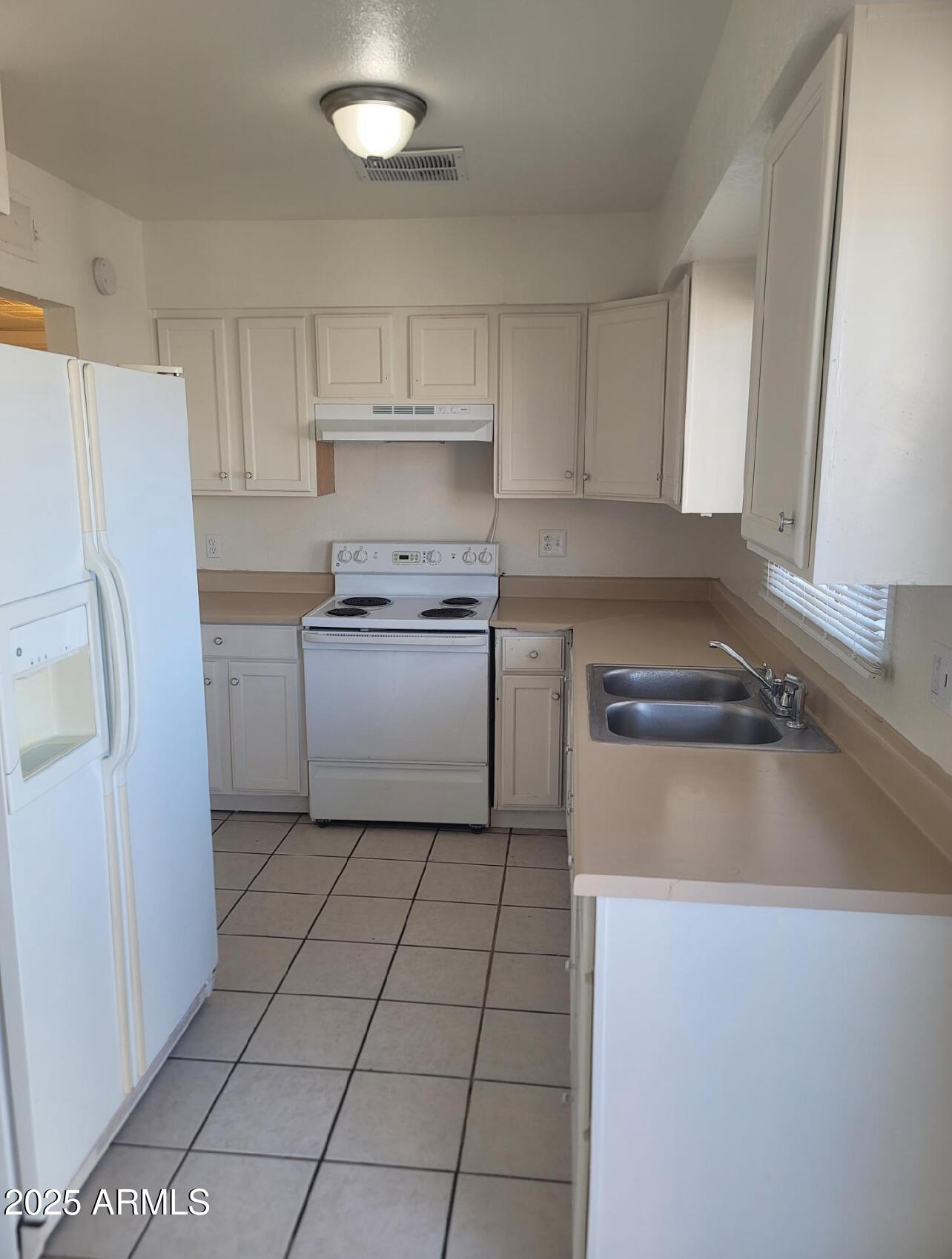 7109 West Wolf Street Phoenix, AZ 85033 - Photo 8 of 20 w9