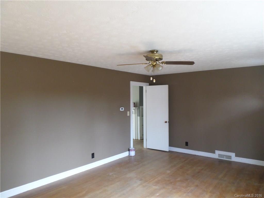623 Higate Road Hendersonville, NC 28791 - Photo 3 of 21 Gallery Image 3