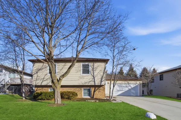 $450,000 | 766 Michigan Avenue, South Elgin, IL 60177