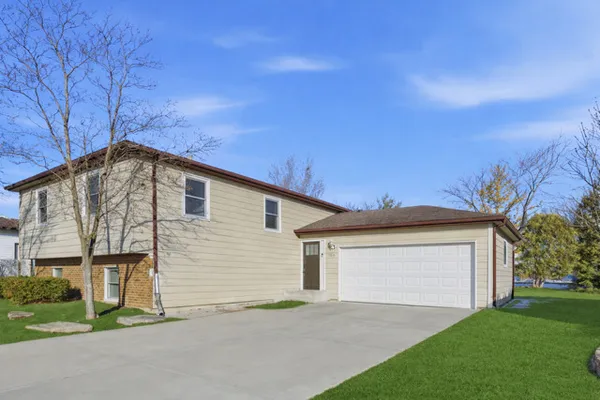 $450,000 | 766 Michigan Avenue, South Elgin, IL 60177