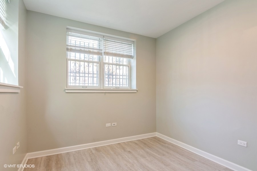 6853 South Ridgeland Avenue, Unit 402 Chicago, IL 60649 - Photo 5 of 6 an empty room with a window