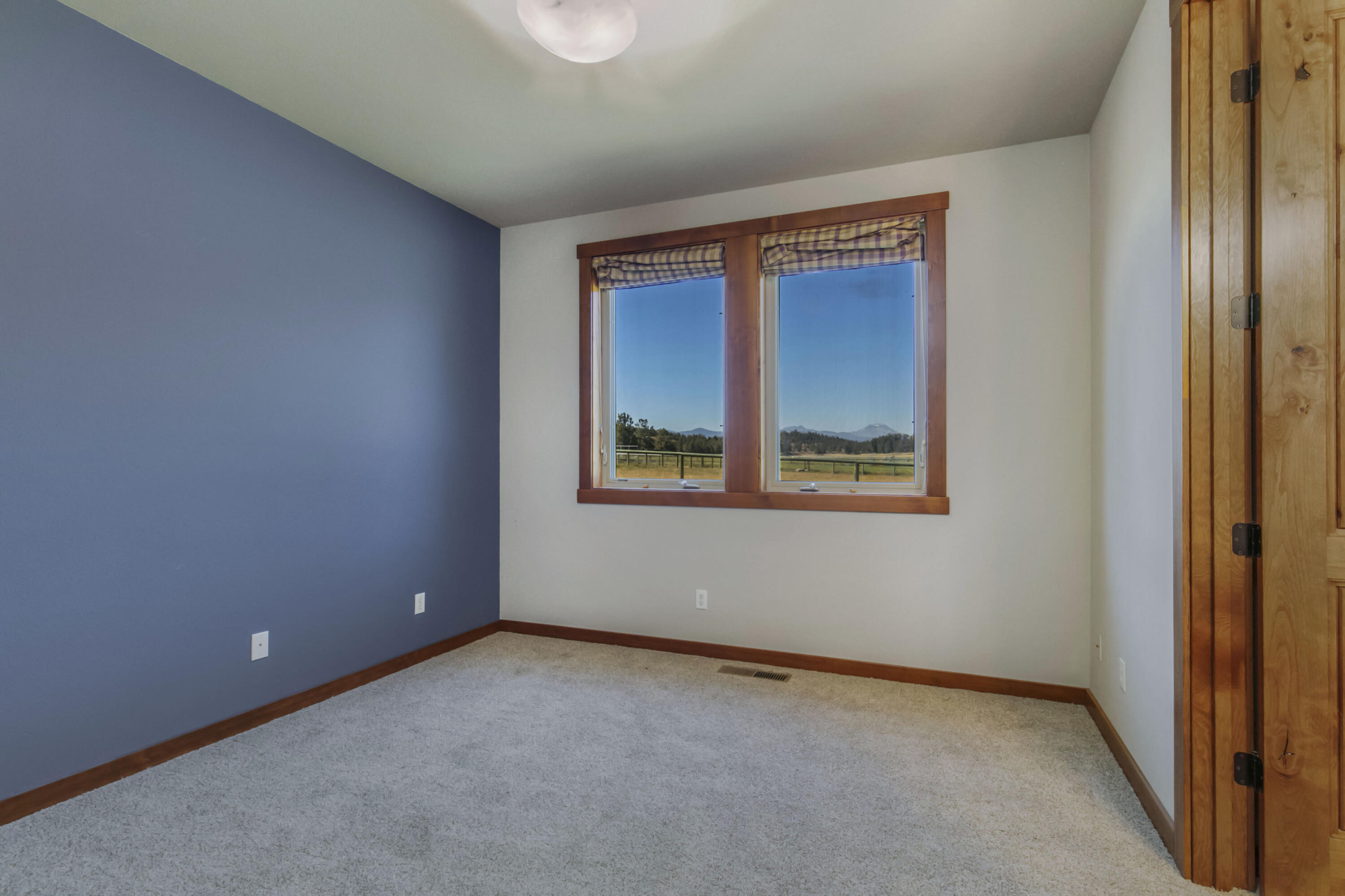 19460 Dayton Road Bend, OR 97703 - Photo 16 of 34 an empty room with windows