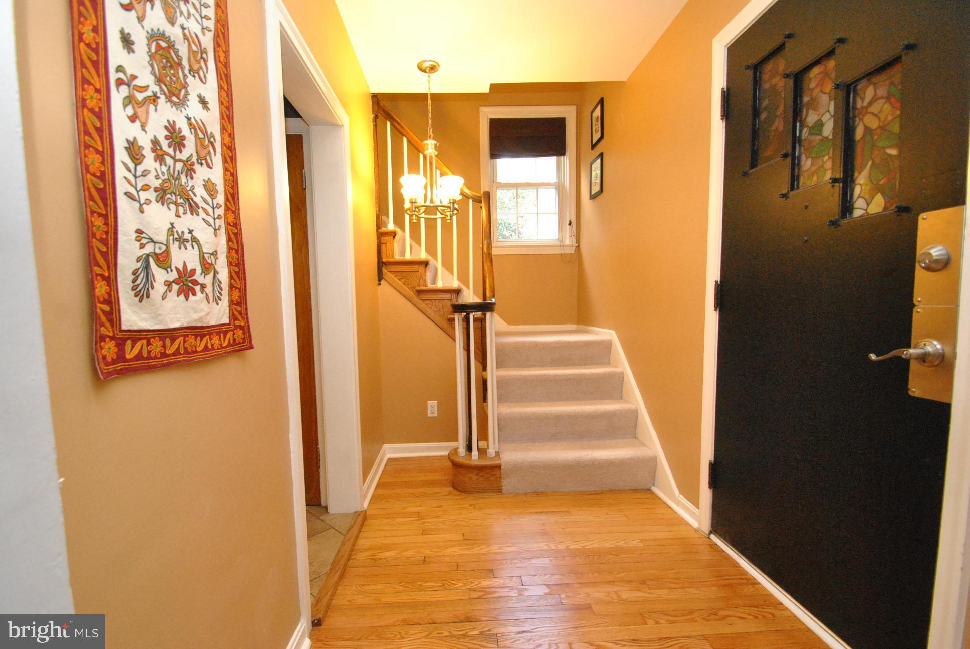3006 Dunglow Road Baltimore, MD 21222 - Photo 5 of 30 MAIN LEVEL FOYER ENTRANCE
