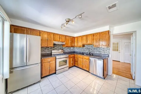 $2,800 | 112 Sunset Avenue, Unit 2, North Arlington, NJ 07031