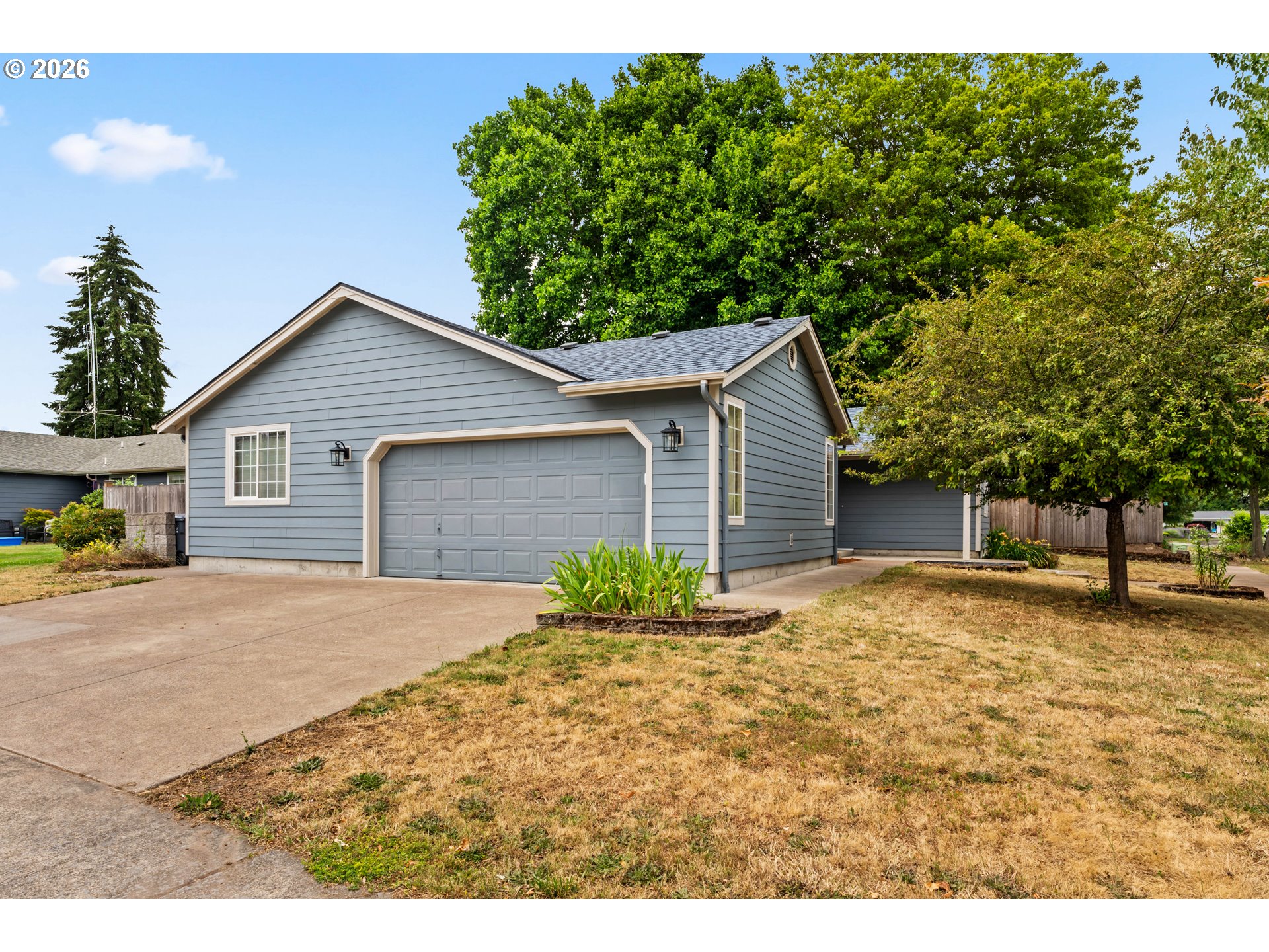2484 Melrose Loop Eugene, OR 97402 - Photo 2 of 29