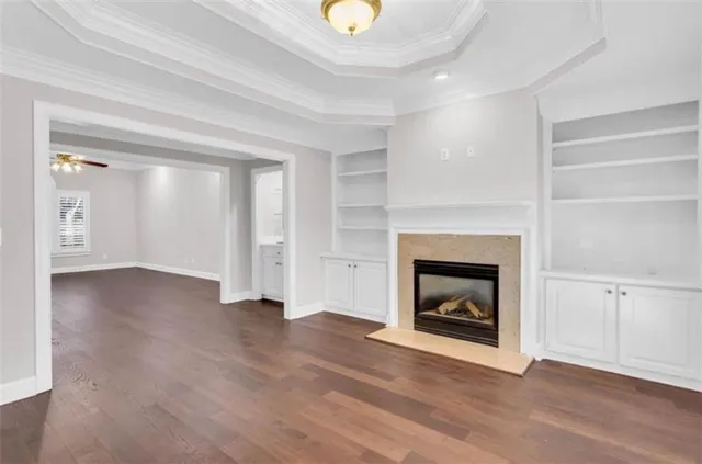 a view of a house with backyard and trees