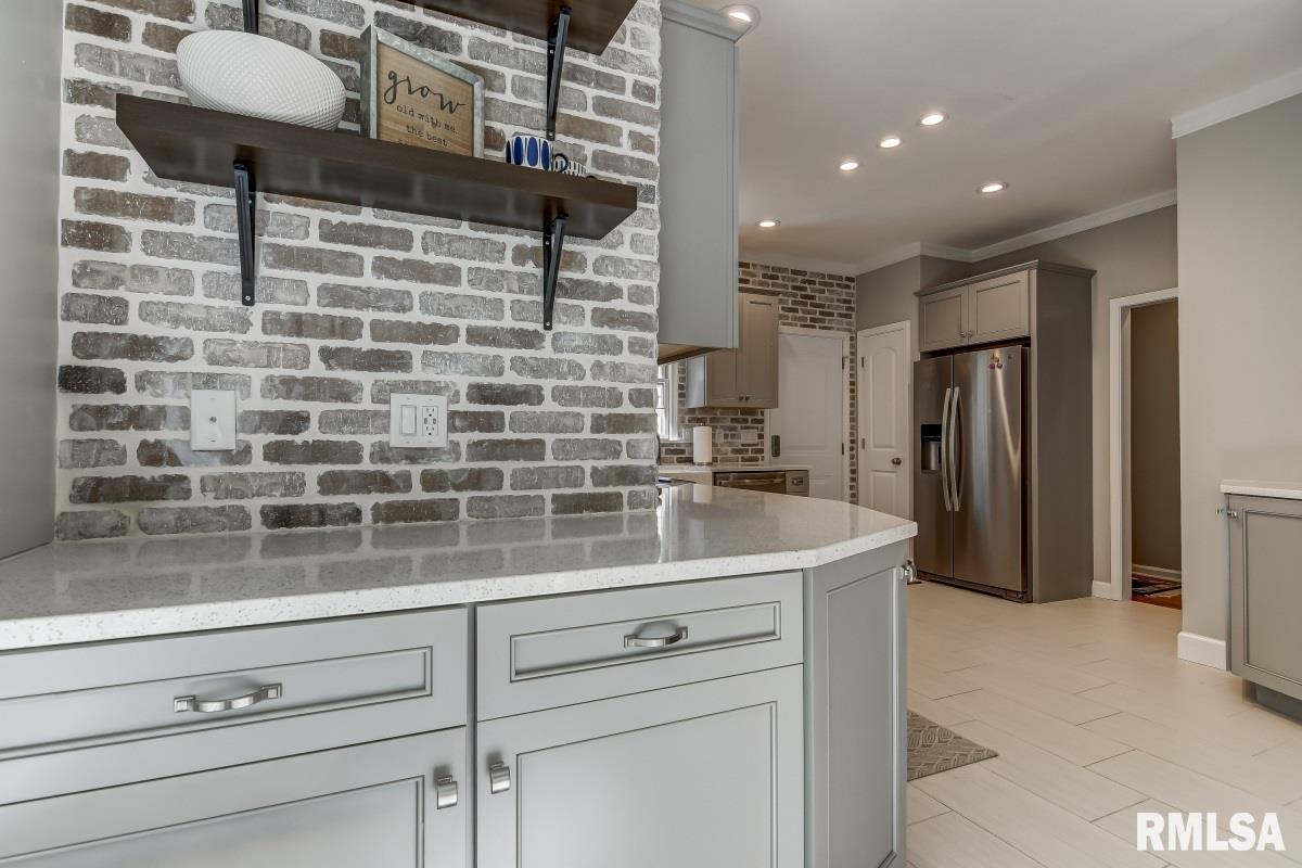 800 Fairfax Court Springfield, IL 62702 - Photo 5 of 48