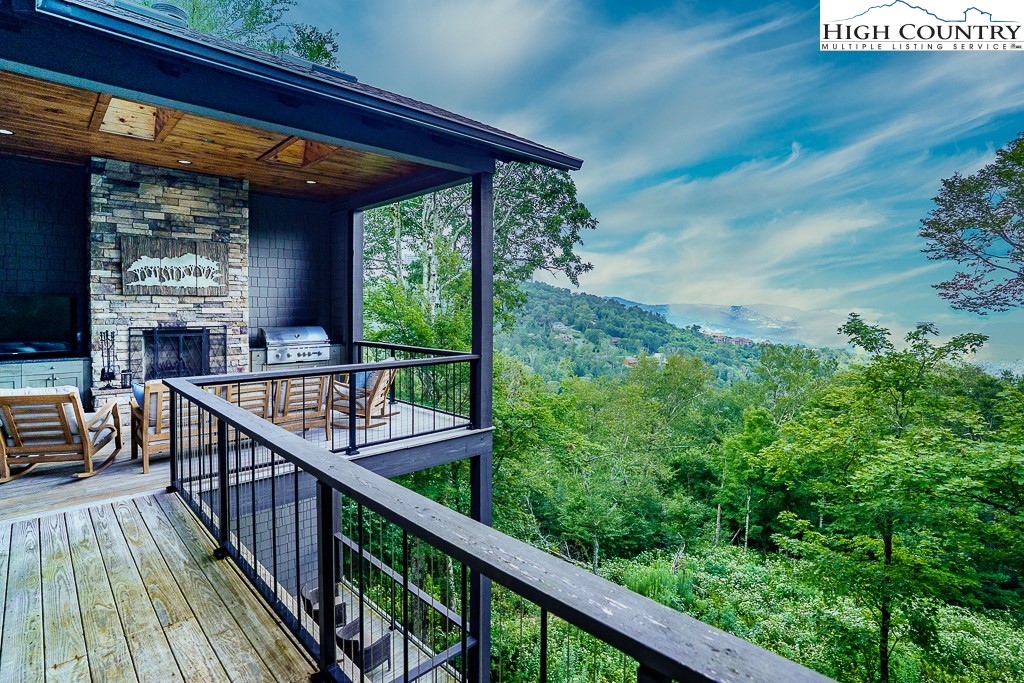 2001 Moon Run Linville, NC 28646 - Photo 18 of 33 a view of balcony with deck