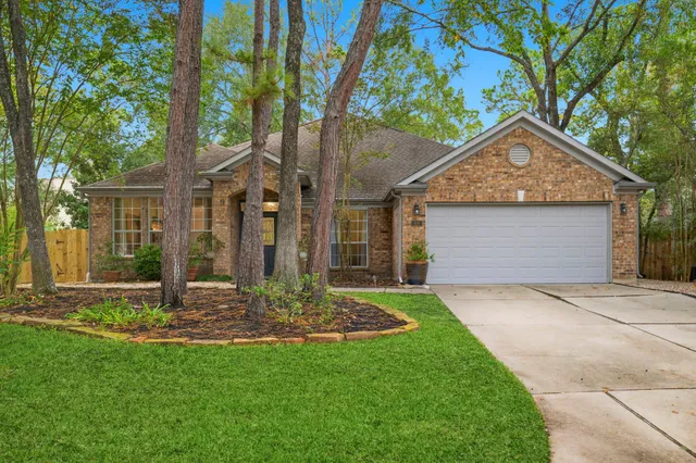 a view of a house with yard and tree s