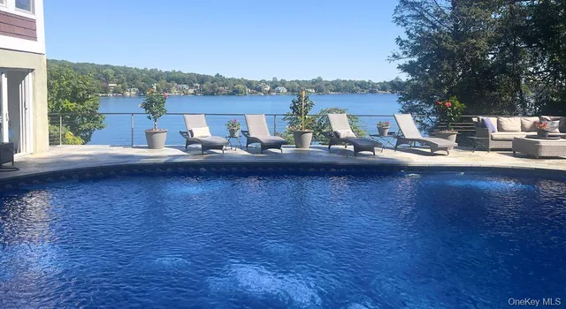 a view of roof with sitting area