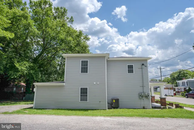 a view of backyard of house and trees