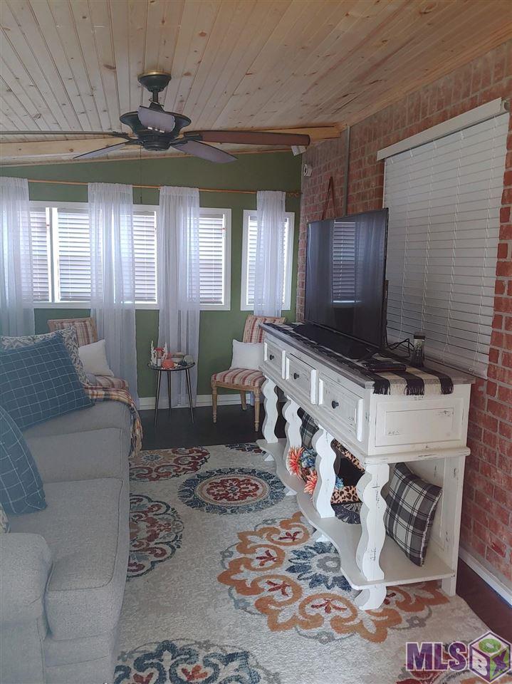 312 Lakecrest Avenue Baton Rouge, LA 70807 - Photo 11 of 22 Sunroom/Office/Bonus Room etc.