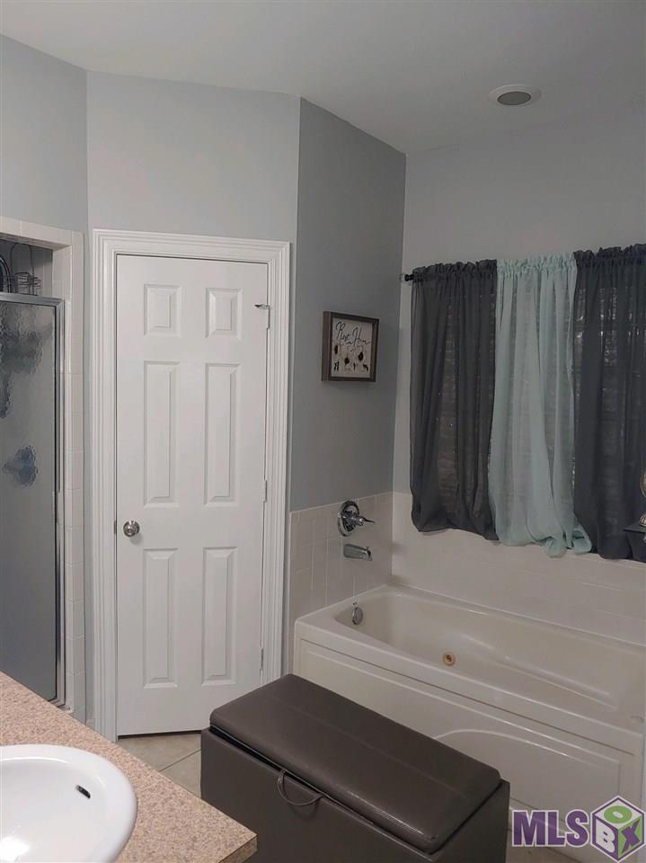 312 Lakecrest Avenue Baton Rouge, LA 70807 - Photo 9 of 22 Master Bath