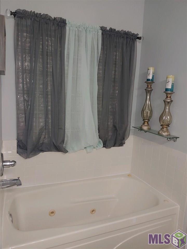 312 Lakecrest Avenue Baton Rouge, LA 70807 - Photo 10 of 22 Jetted Tub
