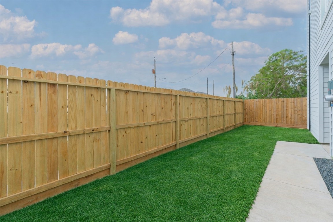 5703 B Balbo Street Houston, TX 77091 - Photo 39 of 46 a view of a backyard