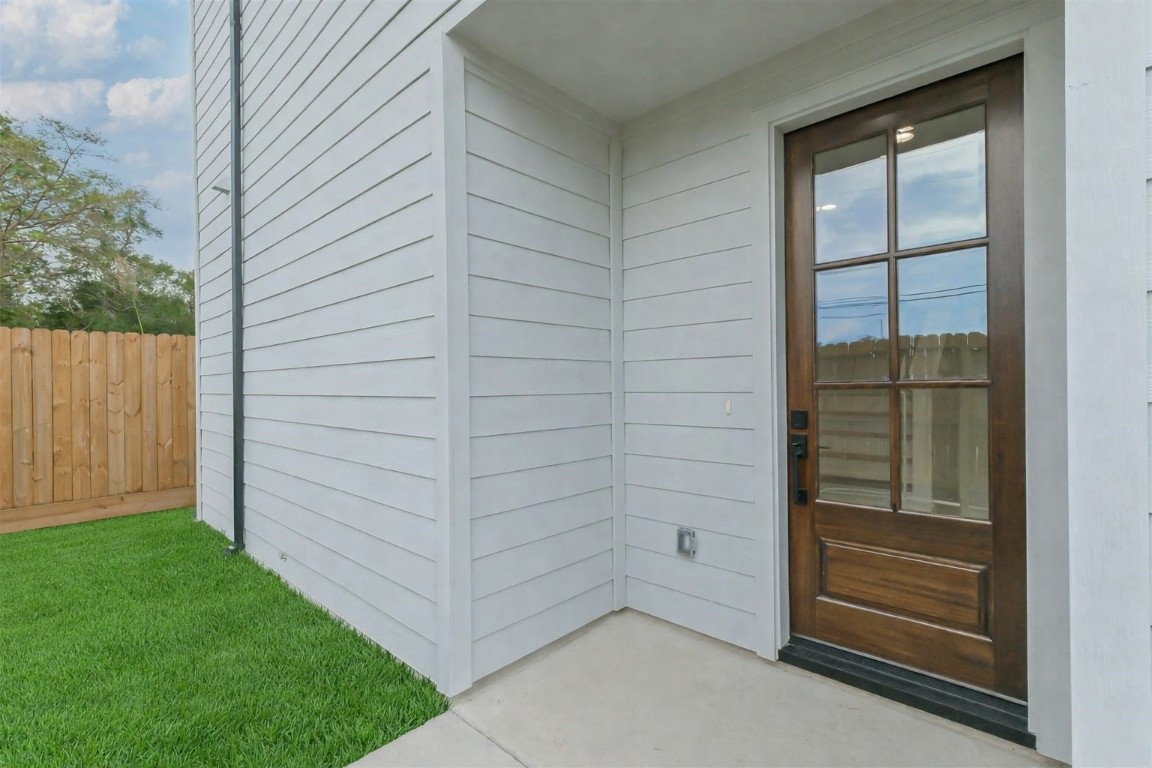 5703 B Balbo Street Houston, TX 77091 - Photo 4 of 46 a view of door