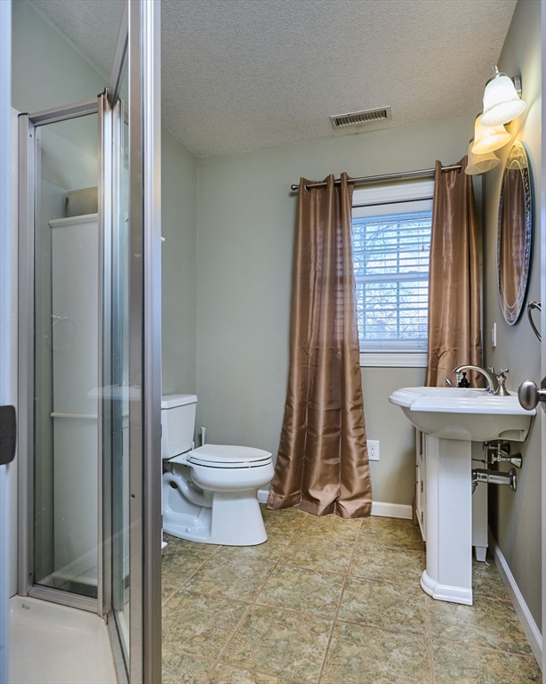 28 Robert Street Chicopee, MA 01020 - Photo 15 of 32