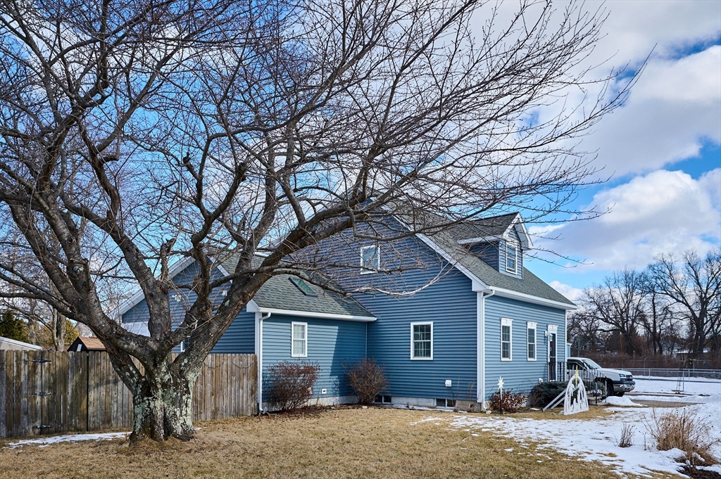 28 Robert Street Chicopee, MA 01020 - Photo 3 of 32