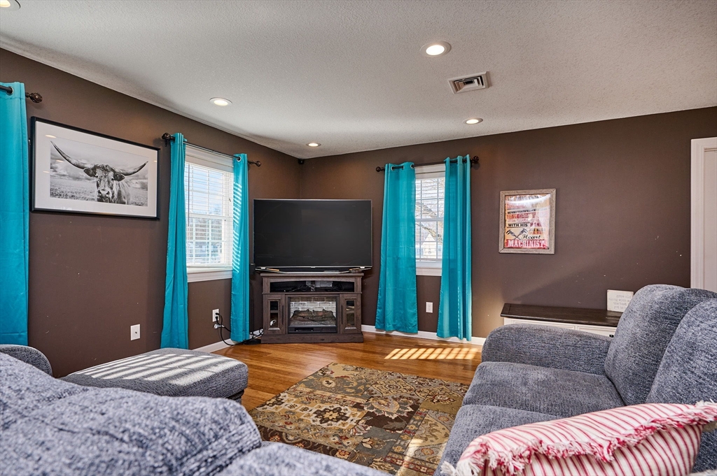 28 Robert Street Chicopee, MA 01020 - Photo 5 of 32