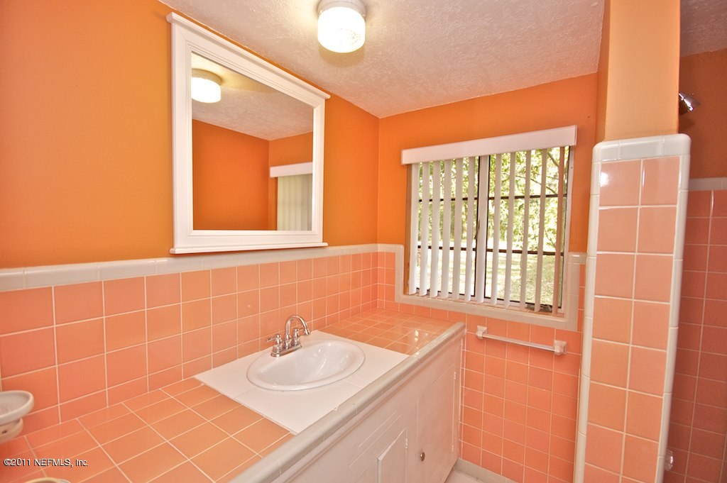 1407 Glengarry Road Jacksonville, FL 32207 - Photo 14 of 19 Guest Bath