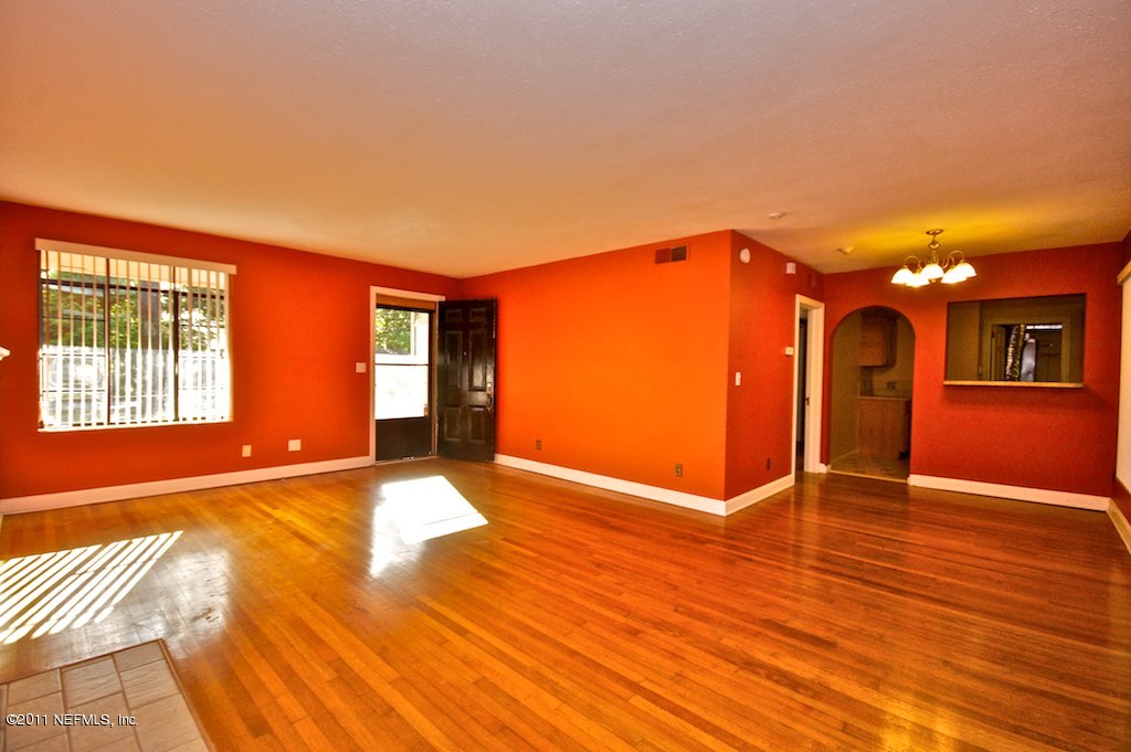 1407 Glengarry Road Jacksonville, FL 32207 - Photo 3 of 19 Living Room