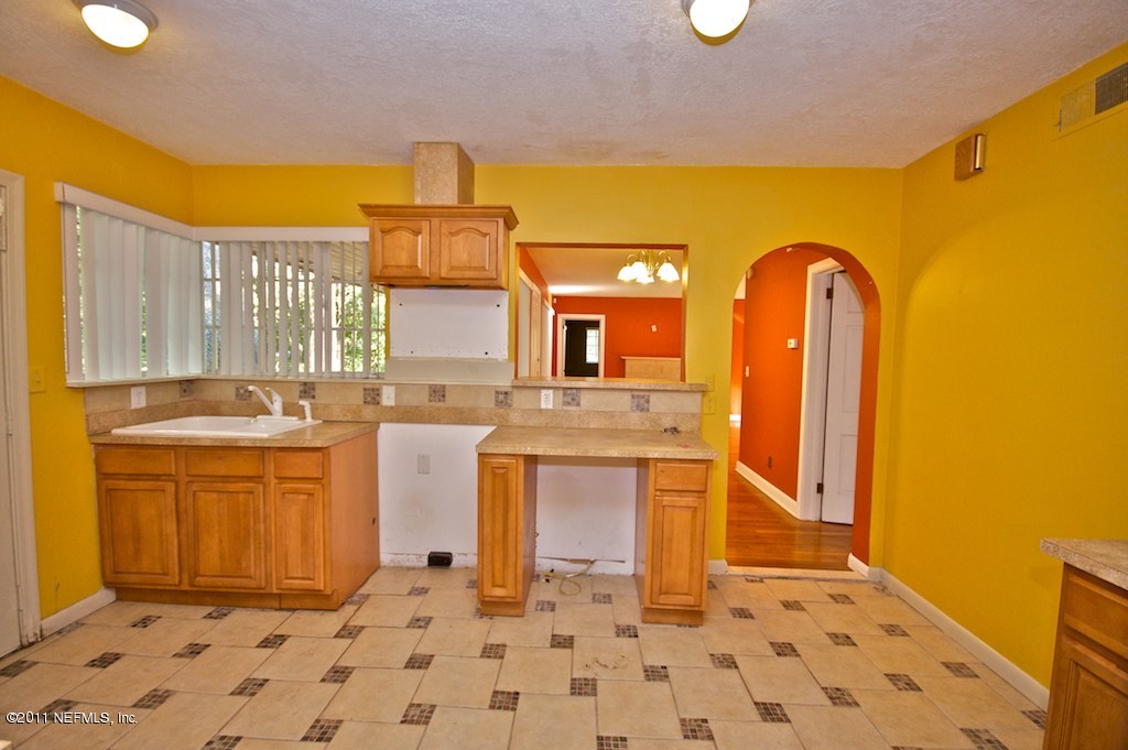 1407 Glengarry Road Jacksonville, FL 32207 - Photo 4 of 19 Kitchen