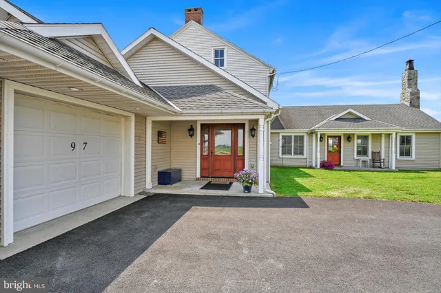 a view of an entryway with furniture