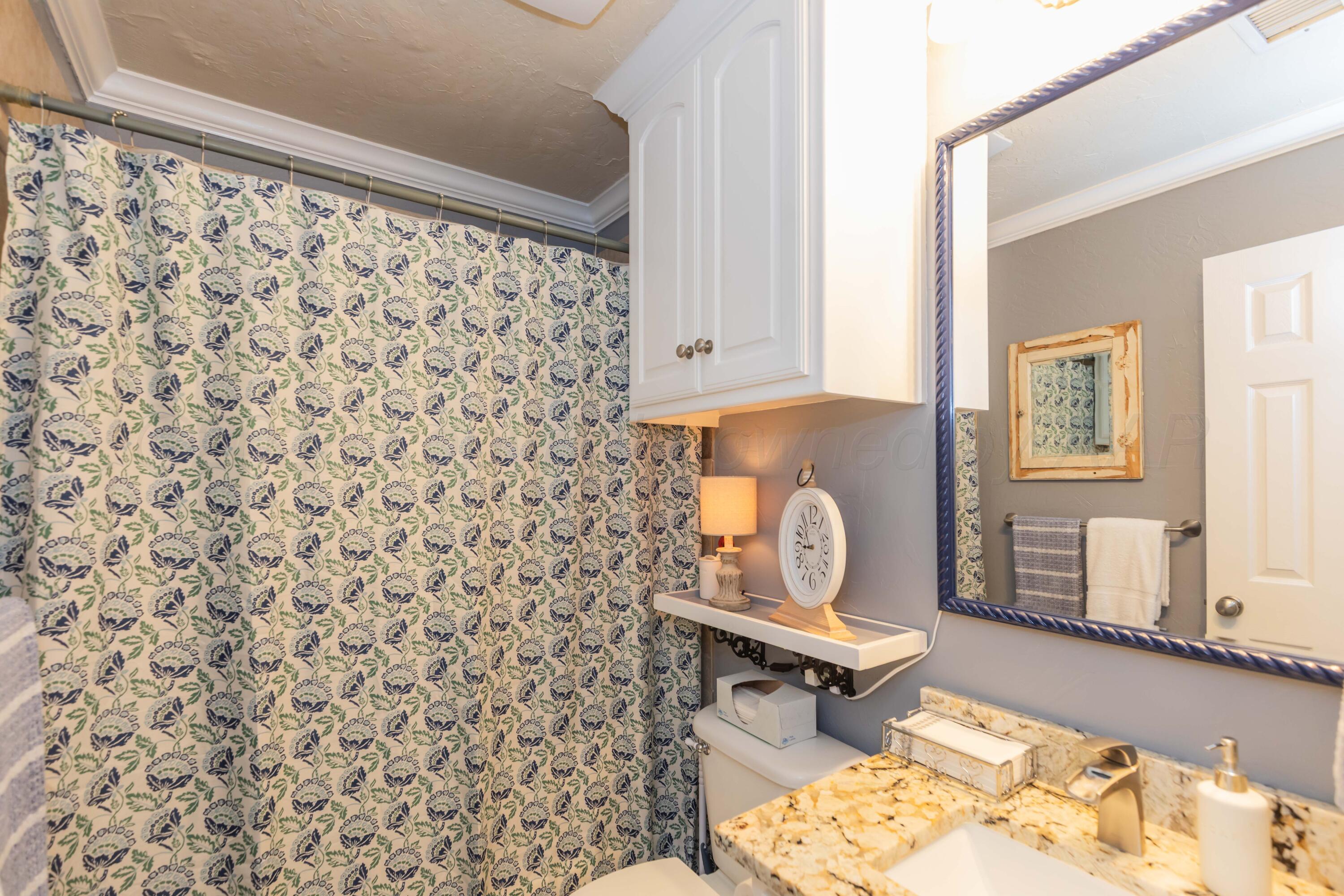 2210 Gresham Drive Amarillo, TX 79110 - Photo 25 of 41 BATHROOM 2 VIEW 1