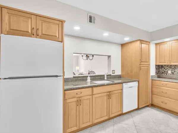 $2,850 | 1150 Hillsboro Mile, Unit 309, Hillsboro Beach, FL 33064