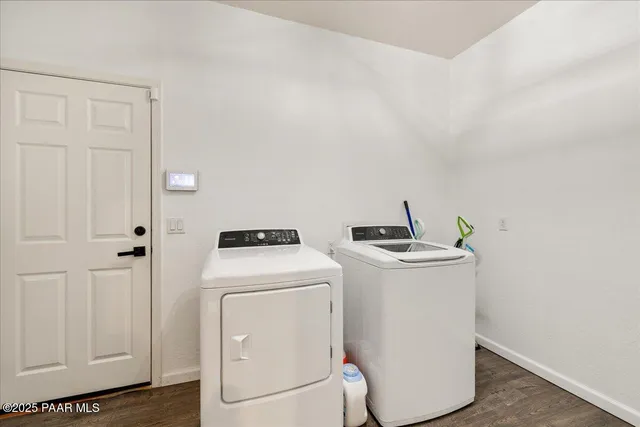 a view of back yard of the house